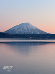 日の出直前の羊蹄山