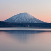 日の出直前の羊蹄山