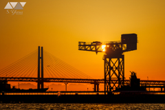 朝日を収めた港