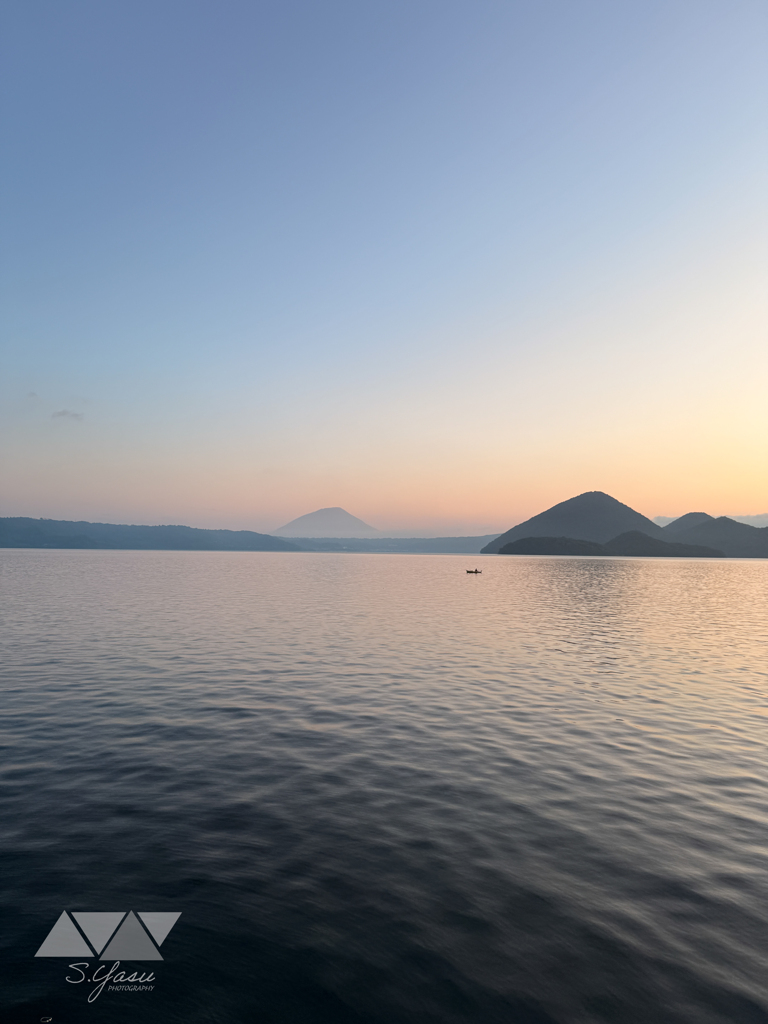 夜明けの洞爺湖