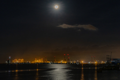工場夜景と満月