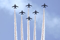 青空にブルーのアクロバット3