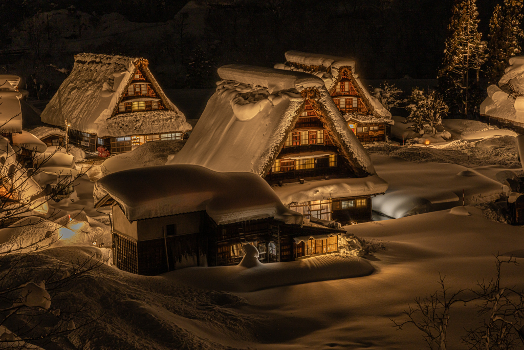 明かり灯る合掌造り集落2