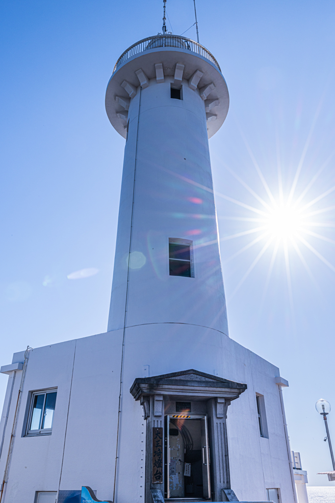 青い空と白い灯台