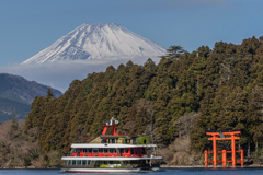 富士山と鳥居と船