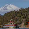 富士山と鳥居と船