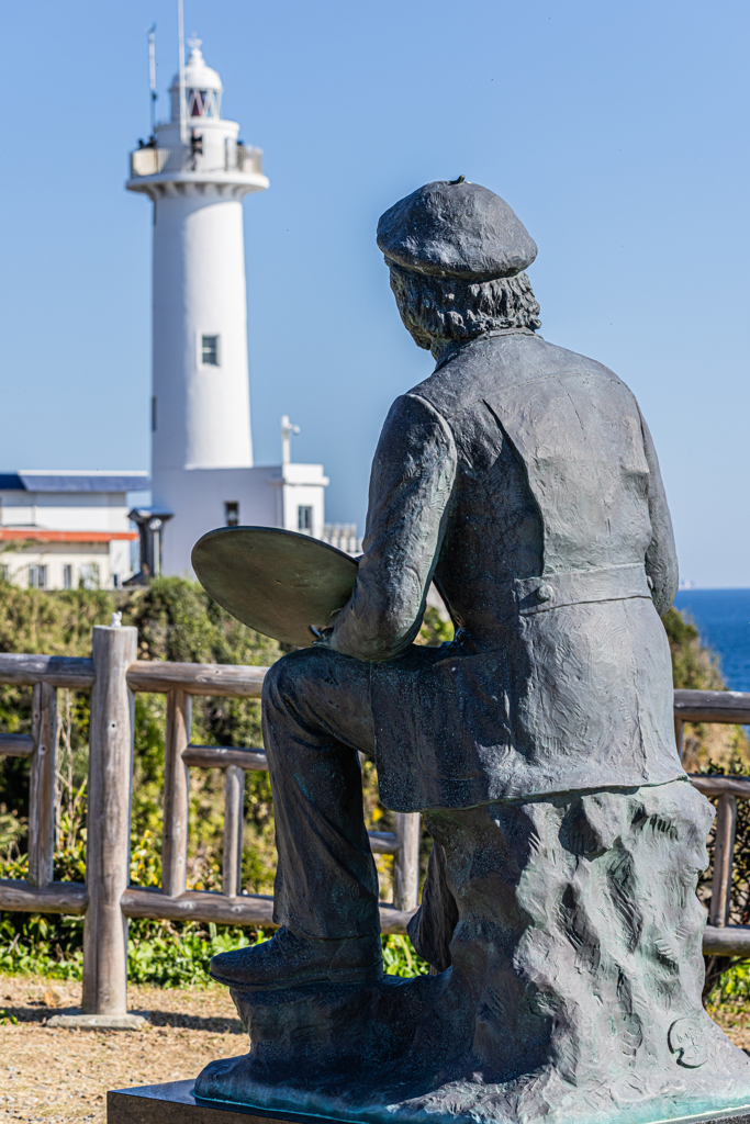 青い空と白い灯台と絵描き