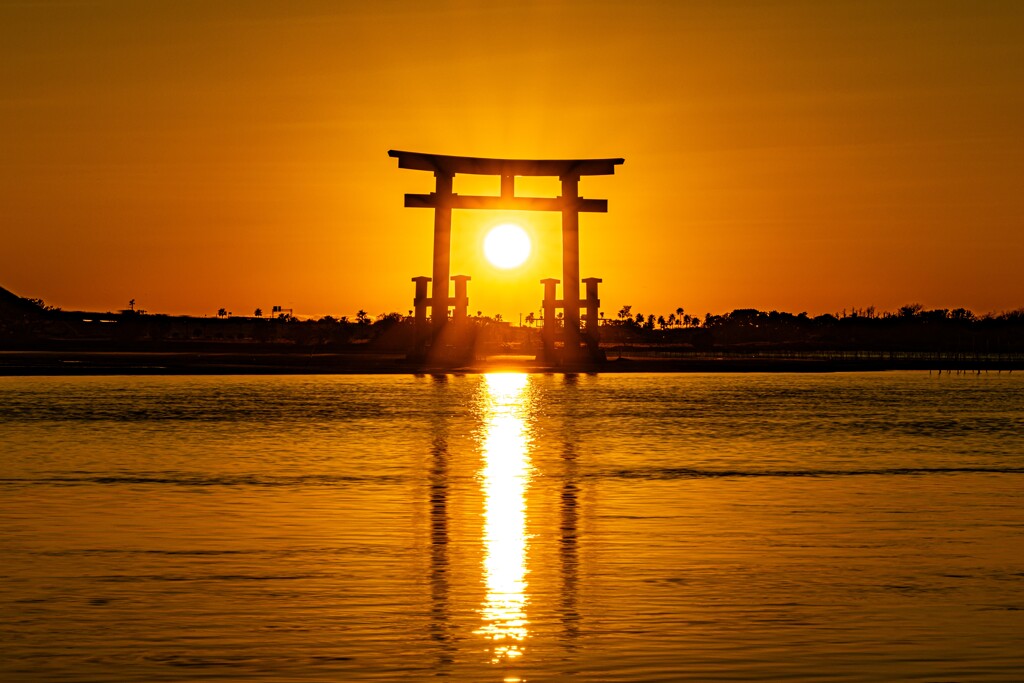 鳥居に沈む夕日と光の道