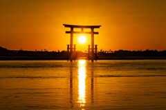 鳥居に沈む夕日と光の道