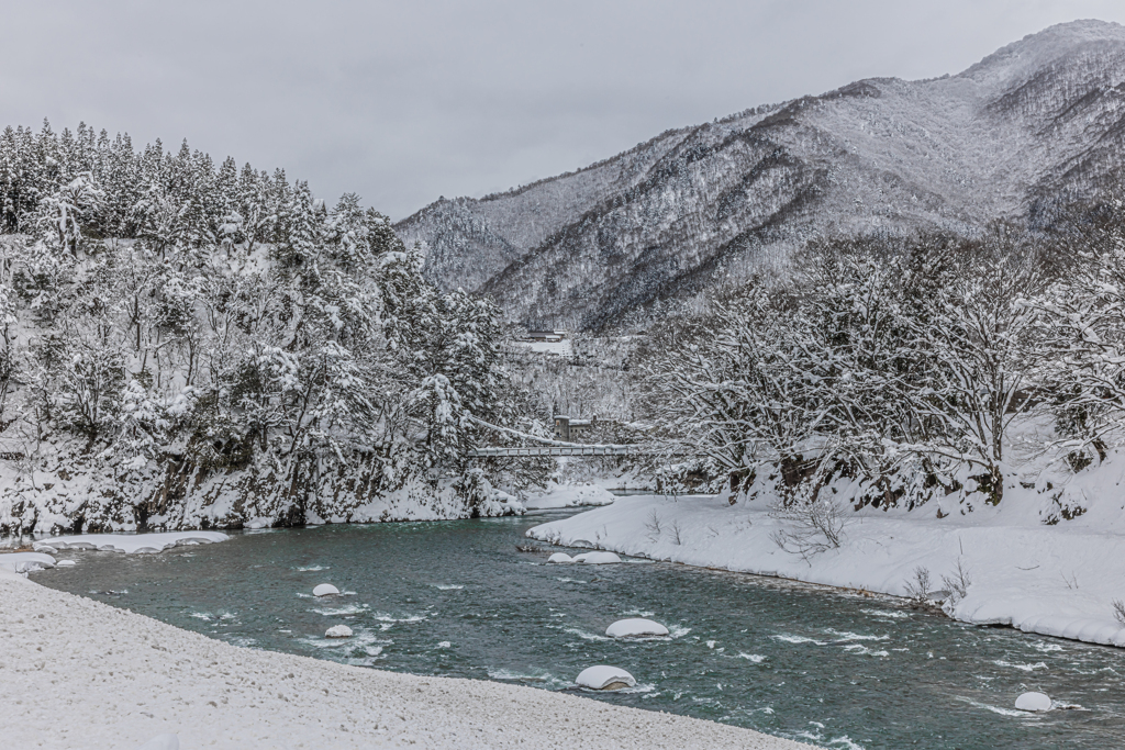 白銀の清流に架かる吊り橋