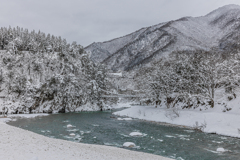 白銀の清流に架かる吊り橋