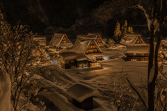 明かり灯る合掌造り集落1