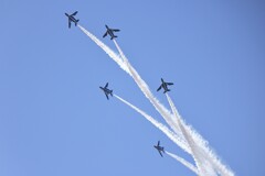 青空にブルーのアクロバット4