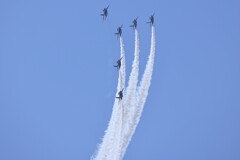 青空にブルーのアクロバット2