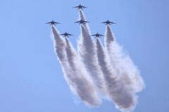 青空にブルーのアクロバット1