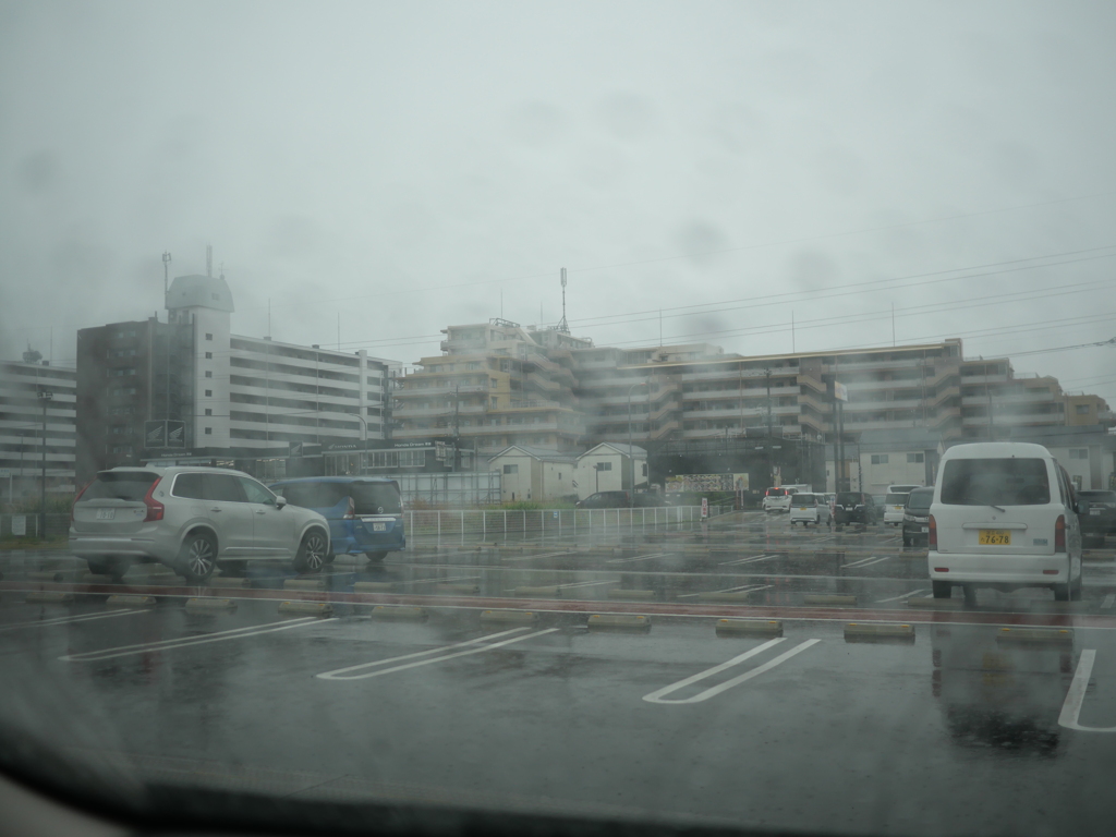 雨の日は角上魚類で車中飯だね