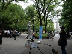 東京駅から上野公園まで歩いた。