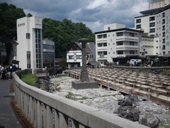 湯畑、意外と空いてたね。