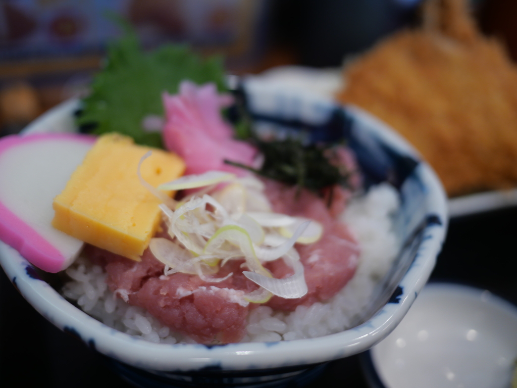 海無し県の魚市場「海鮮丼」