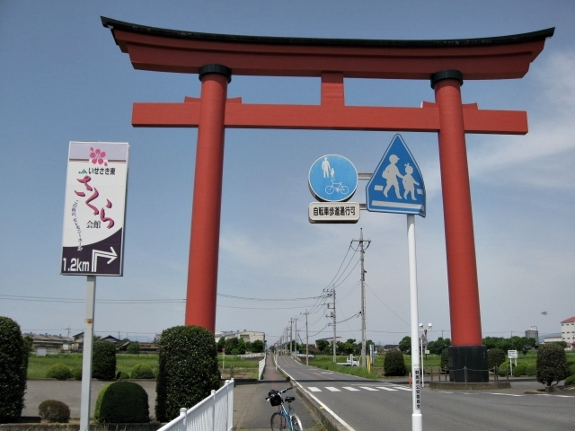 県道にかかる鳥居２