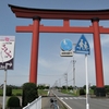 県道にかかる鳥居２