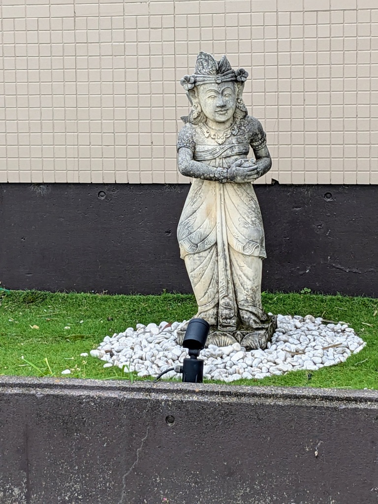 南国風ホテルにあるなぞの彫像　その２