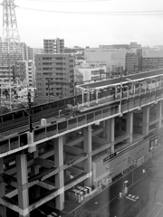 夜明けの高架駅