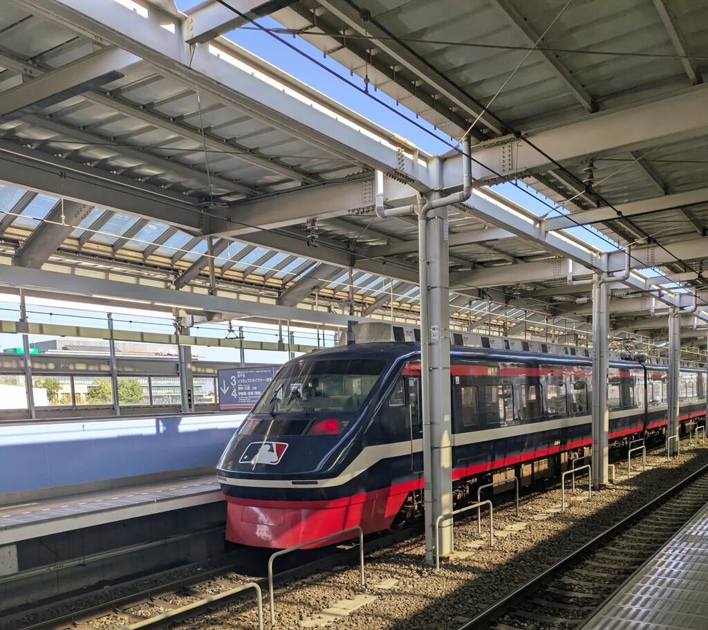 MLBカラーの特急りょうもう号