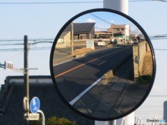 門柱のカーブミラー　１