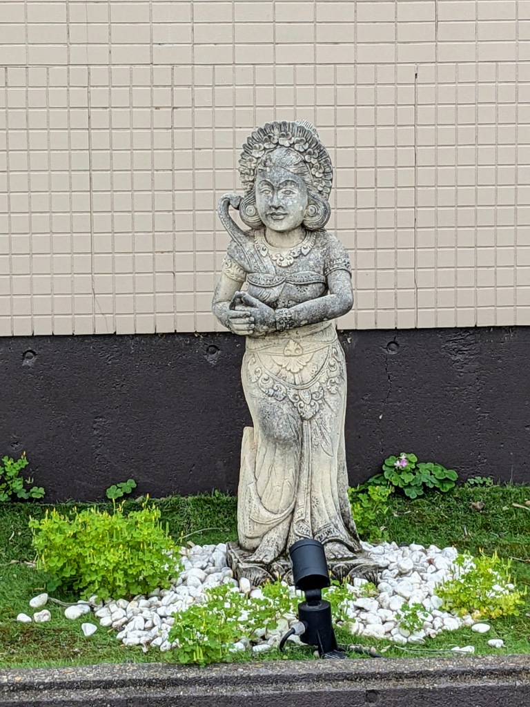 南国風ホテルにあるなぞの彫像　その１