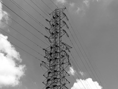 夏空と高圧電線塔