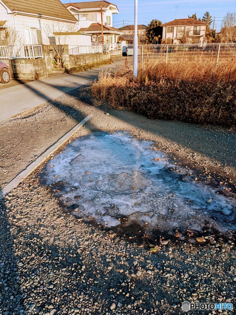 水たまりが凍る寒さ