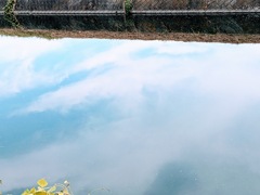 水面に映える青空