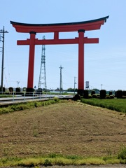 県道にかかる鳥居２
