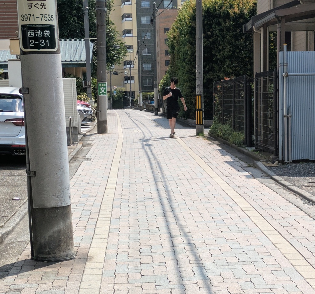西池袋のしゃれた舗道