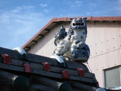 屋根の上の置物
