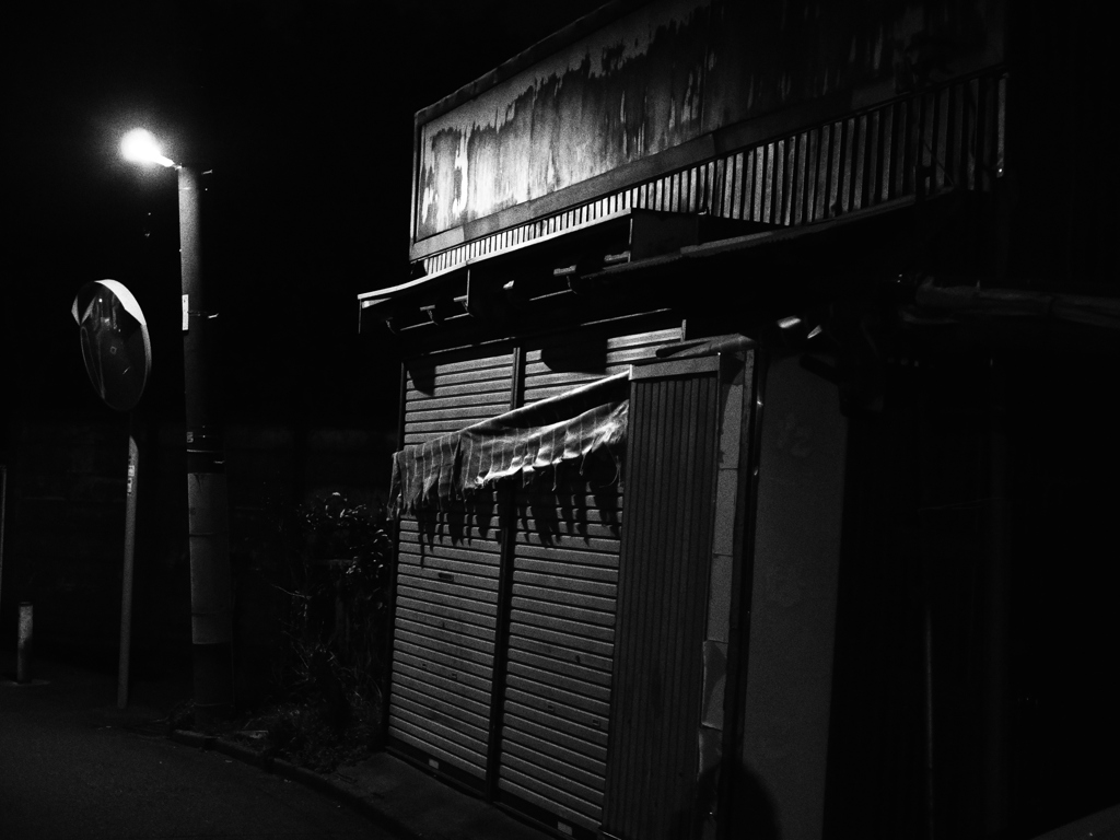 夜の廃屋