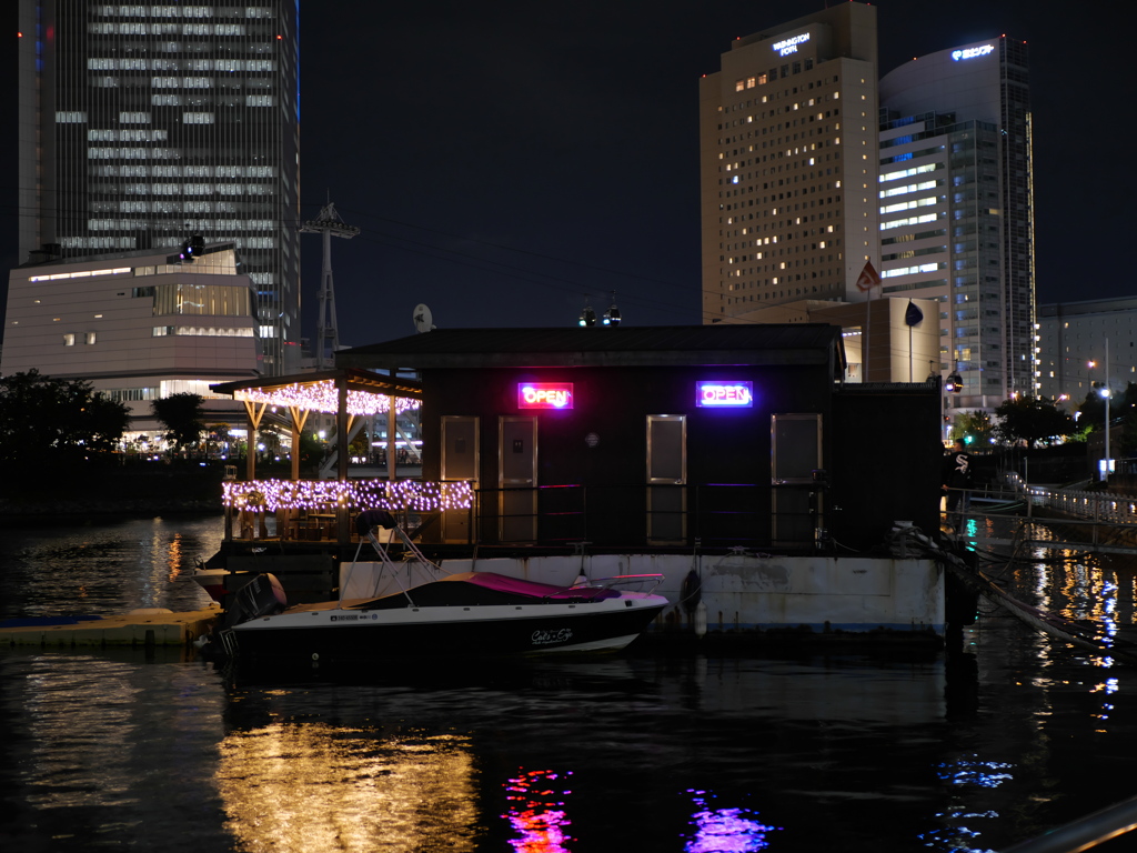 水に浮かぶ店