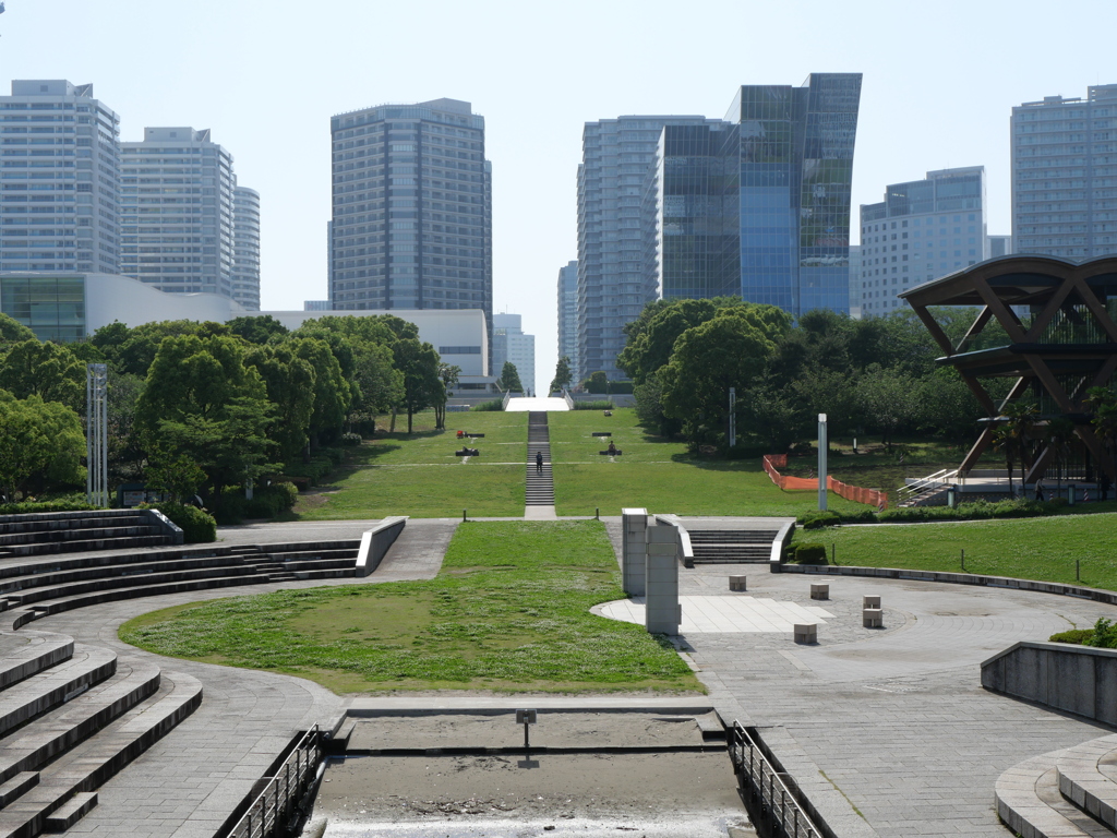 ビル群の中の緑地