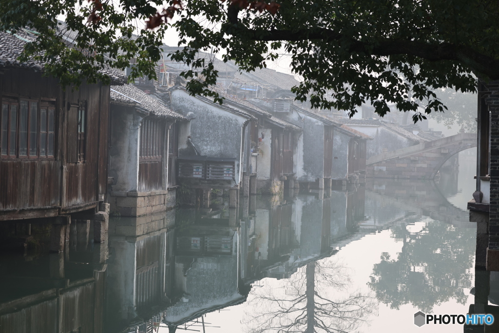 朝靄に包まれる水郷の街