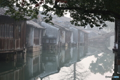 朝靄に包まれる水郷の街