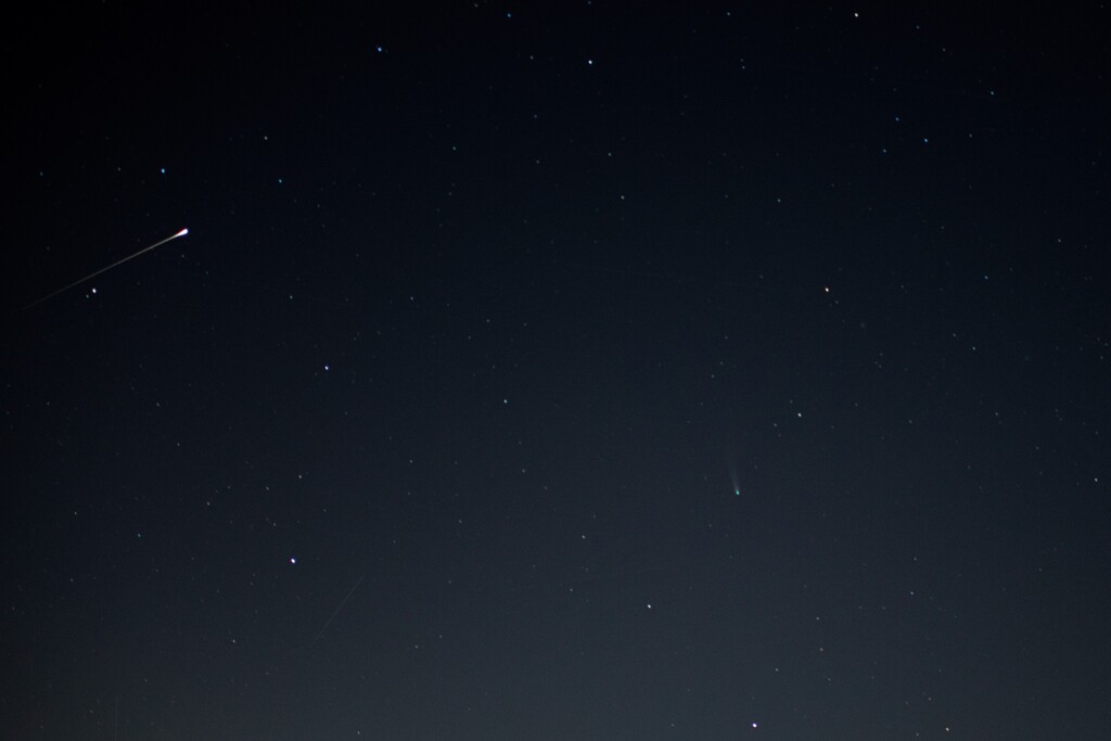 ギリギリ写ったレモン彗星と流れ星？