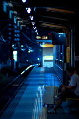 夜のローカル駅。