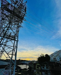 送電線に囲まれた夕景