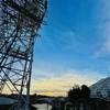 送電線に囲まれた夕景