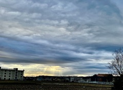 遠くに光芒…ここは雨