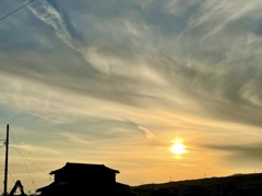 いつかの解体現場跡の上に幻日と変形太陽　2/14