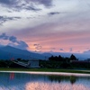 主役は田に写る二筋の赤色灯　2