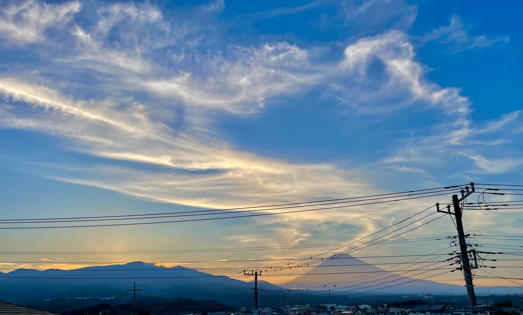 夕景…その1   ワニ顔？雲