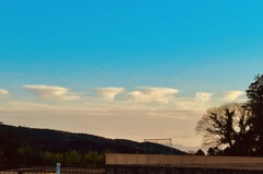 空に並ぶテーブル
